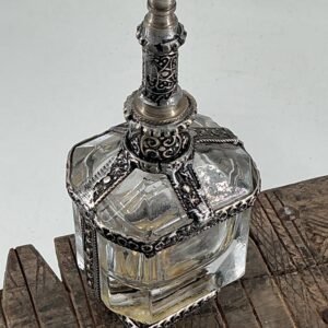 Parfümflacon aus mundgeblasenem Glas mit versilberter Kupferlegierung