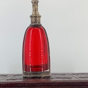 Parfümflacon leuchtend rot